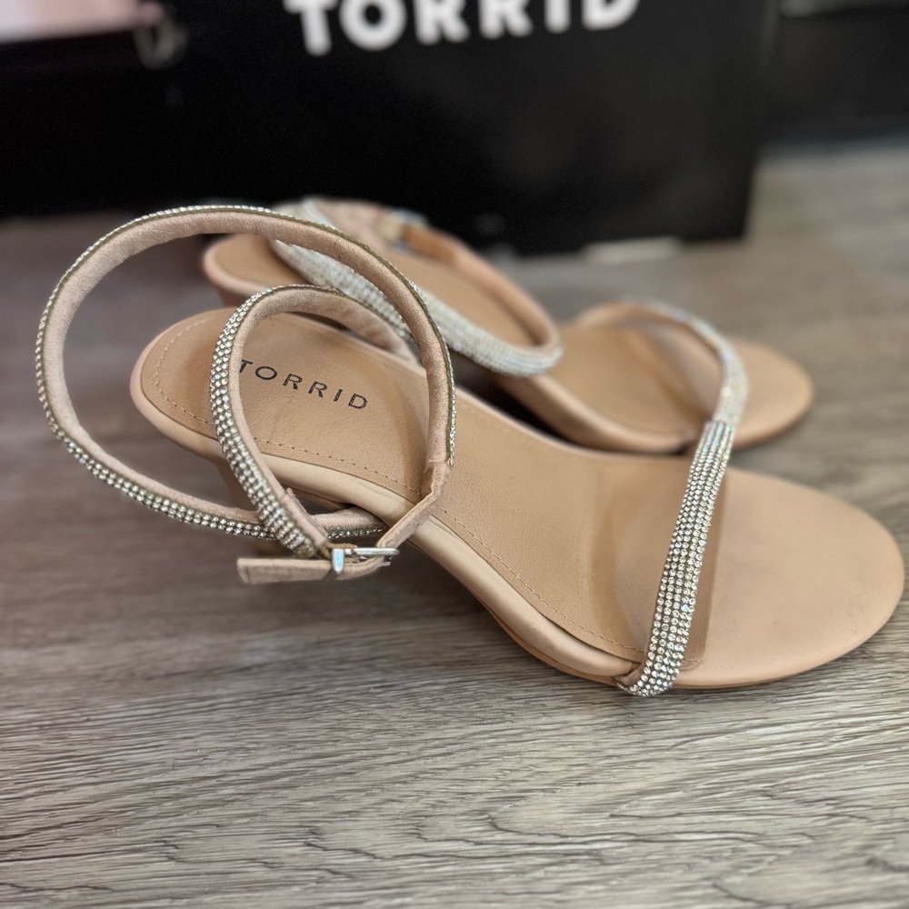 ✅ Torrid 8W short heel open toe bling sandals - Picture 3 of 8